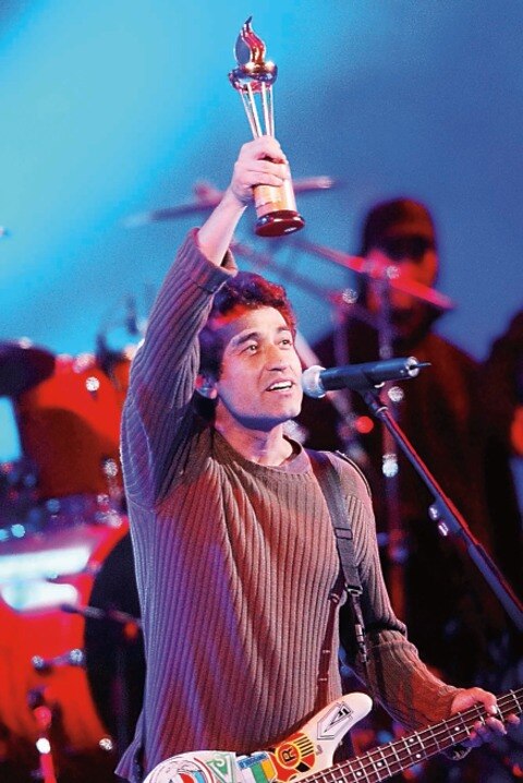 Ex vocalista de Los Prisioneros se recupera de accidente