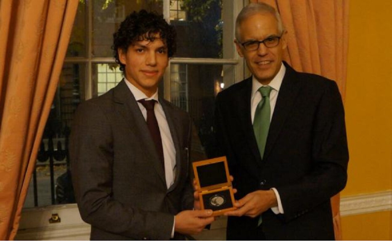 Otorgan reconocimiento a Isaac Hernández