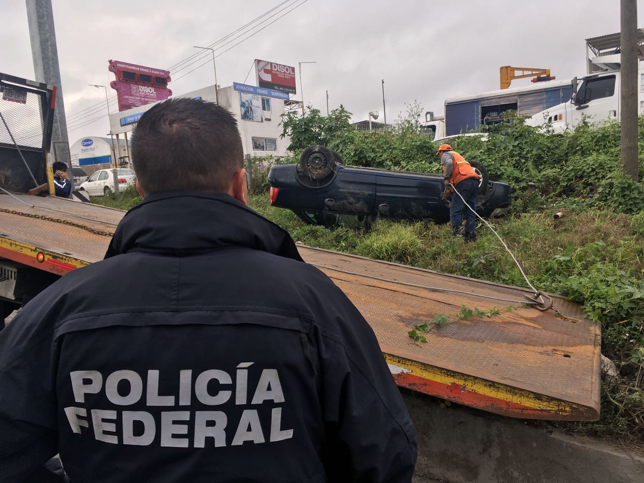 Tráiler invade carril y causa volcadura