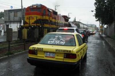 Agobian a automovilistas las maniobras del tren