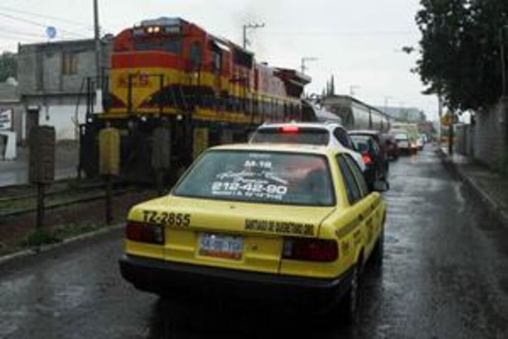 Agobian a automovilistas las maniobras del tren