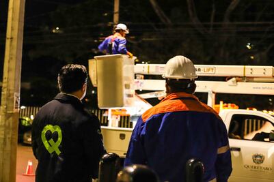 Luis Nava verifica el funcionamiento del alumbrado público