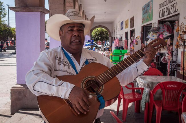HISTORIAS. Don Jesús invade con su voz las calles de Pedro Escobedo
