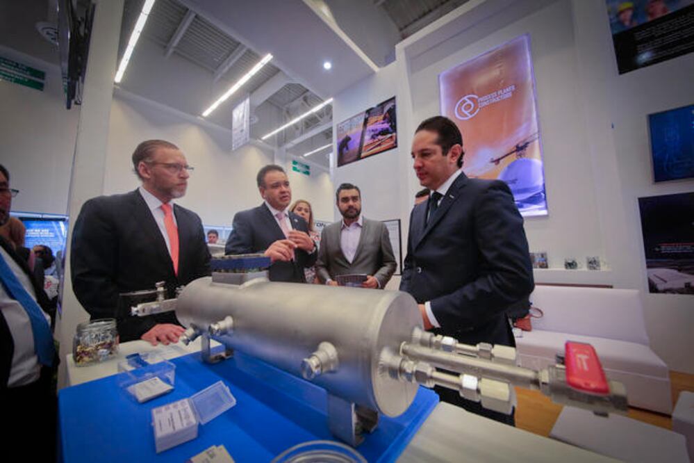 El titular de la Sedesu, Marco del Prete Tercero (izq) evaluó como positivos los resultados que al primer año de la actual administración estatal se tienen en términos económicos (VÍCTOR PICHARDO. EL UNIVERSAL)