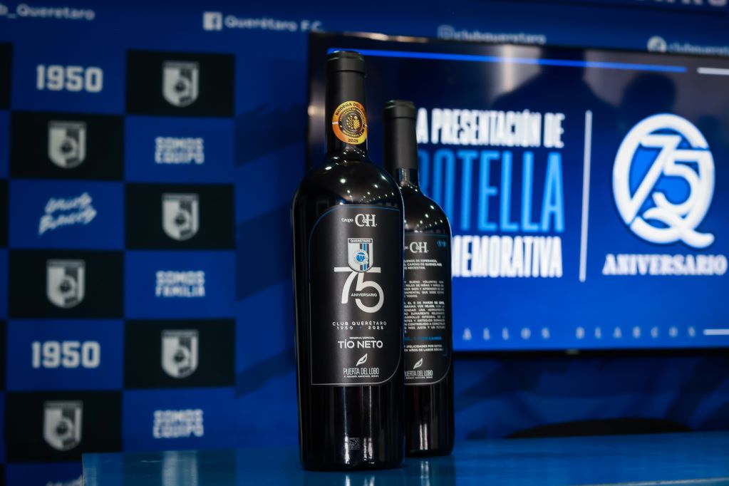 Presentan vino por el 75 aniversario del club Gallos Blancos
