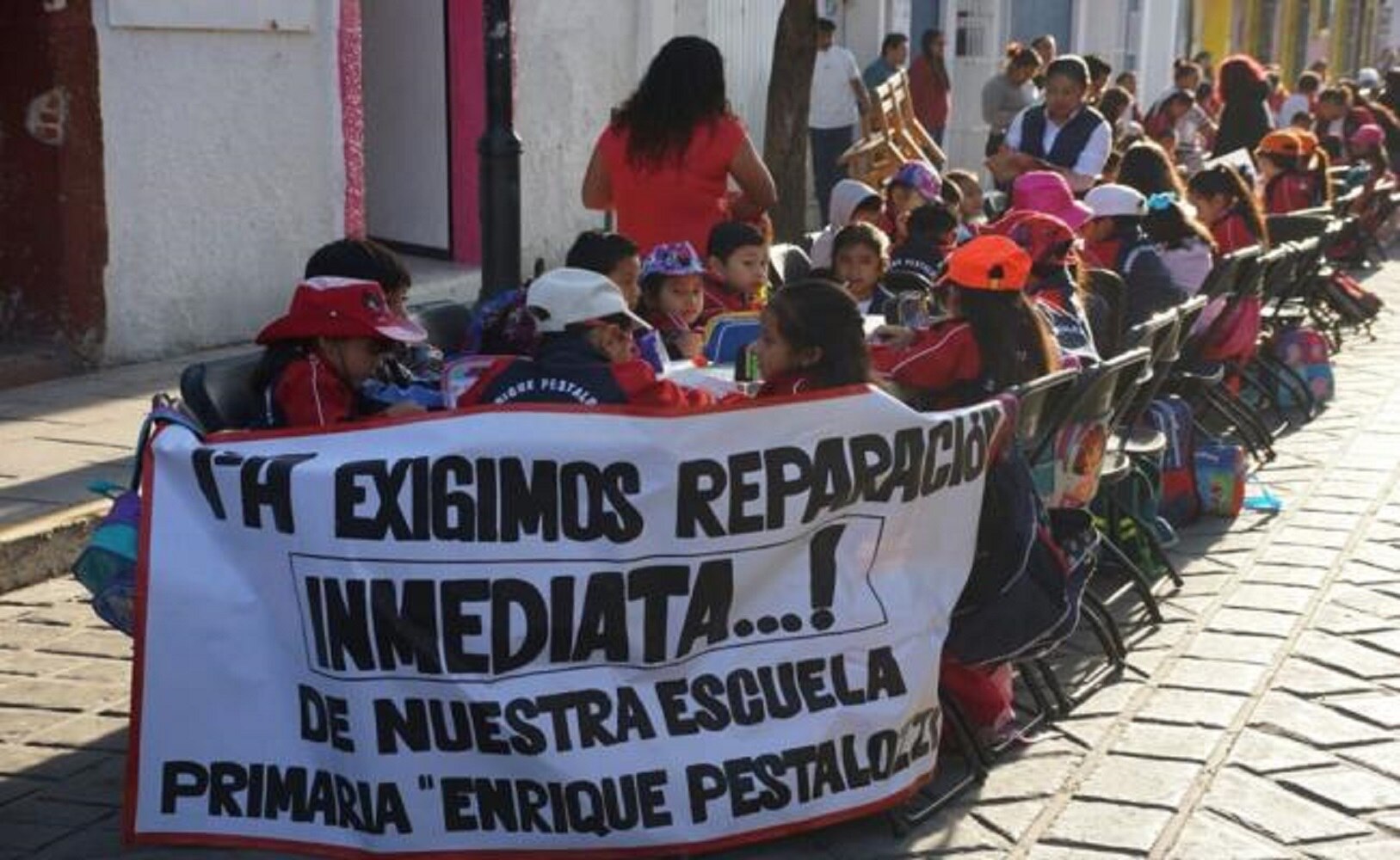 Alumnos de escuela primaria de Oaxaca reanudan clases en la calle