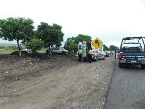 Falla mecánica provoca volcadura
