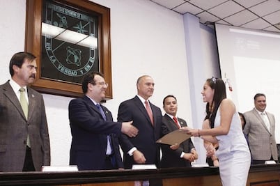 Da becas la UAQ a sus estudiantes 