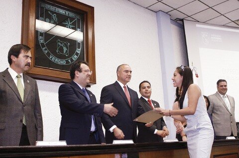 Da becas la UAQ a sus estudiantes