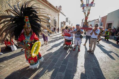 Lucía lleva 67 años danzando a la Santa Cruz de los Milagros en Querétaro 