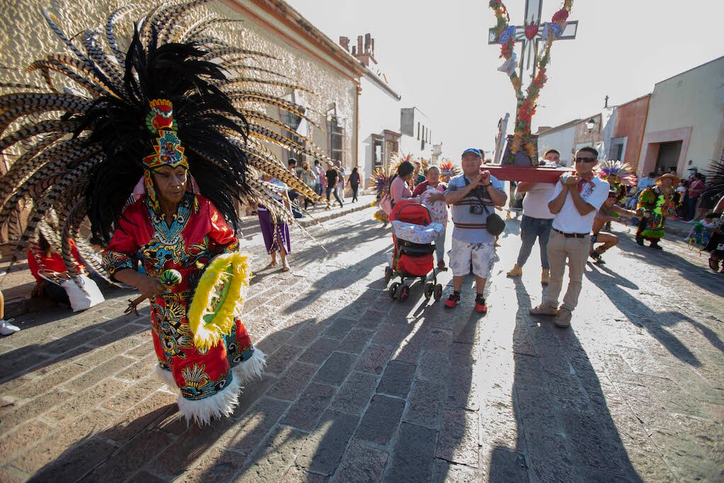 Lucía lleva 67 años danzando a la Santa Cruz de los Milagros en Querétaro