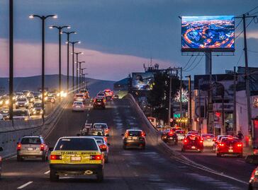 Capital va por ‘mupis’ y pantallas viales