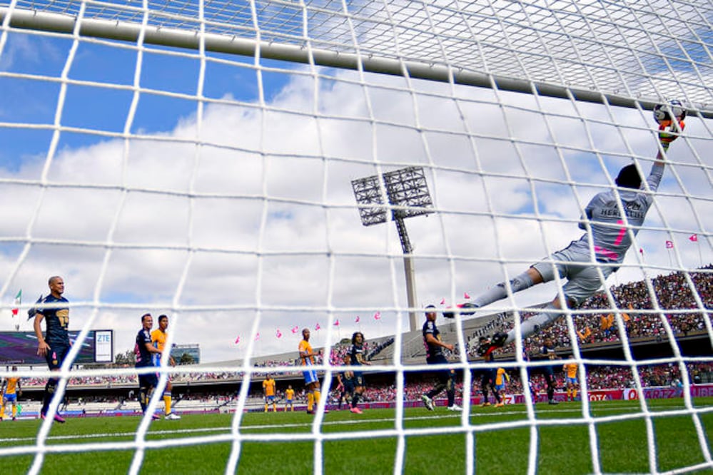 “Pikolín” se lanza, pero no puede evitar la anotación en favor de Tigres. (FOTO: ETZEL ESPINOSA. IMAGO7)