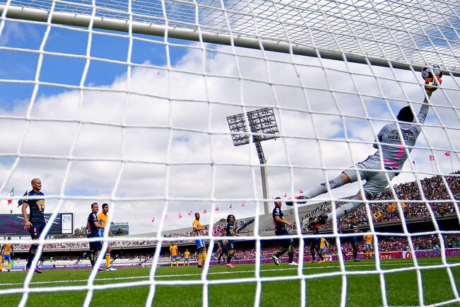 “Pikolín” se lanza, pero no puede evitar la anotación en favor de Tigres. (FOTO: ETZEL ESPINOSA. IMAGO7)