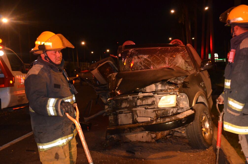 Liberan bomberos a chofer prensado 