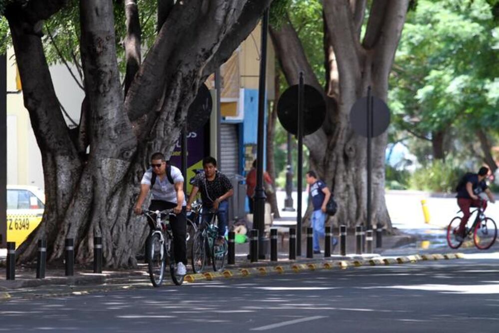 Si el sistema de bicicleta pública se pone en marcha sin la debida infraestructura puede poner en riesgo a los usuarios de este transporte de dos ruedas, afirman activistas. (CÉSAR GÓMEZ. EL UNIVERSAL)