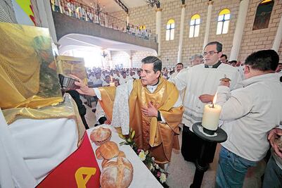 Obispo lava pies a internos