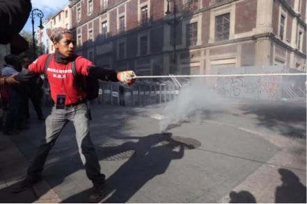 Embozados pintan edificios públicos y lanzan cohetón en marcha por 2 de Octubre