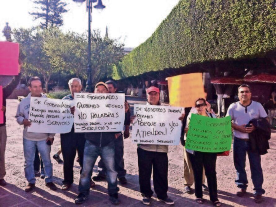 Piden vecinos regularizar servicio de agua potable