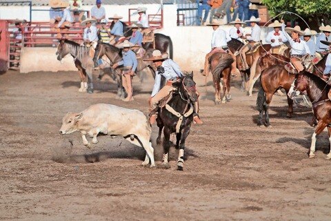 La EBC celebra 85 años con charreada