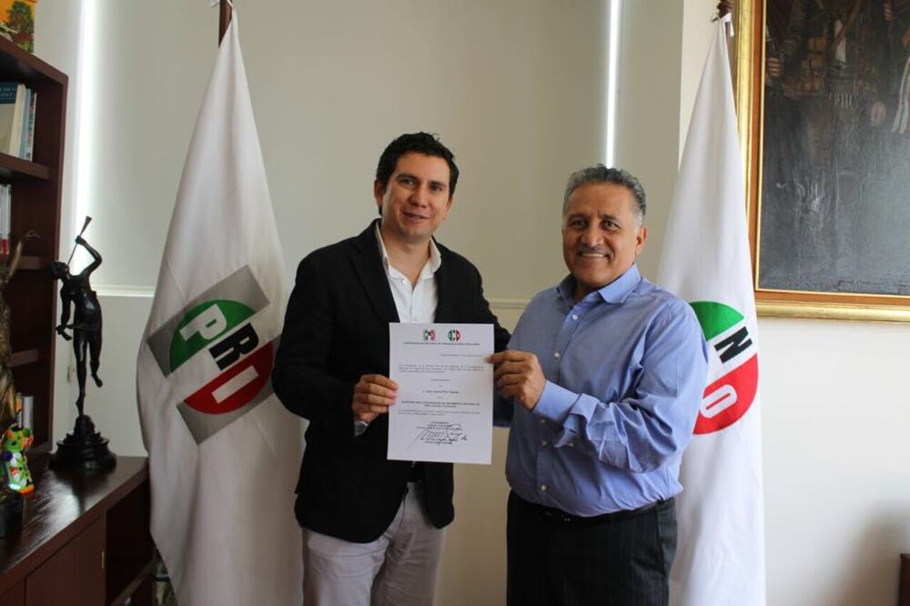 A la izquierda, Juan Carlos Piña Tejeida, subsecretario coordinador del Movimiento Nacional de Vinculación CNOP