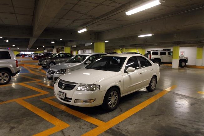Soriana Plus, Plaza Antea, Plaza Juriquilla y Galerías son algunos de los establecimientos que ya cumplen con el requisito de ofrecer dos horas gratis en sus estacionamientos (ARCHIVO EL UNIVERSAL)