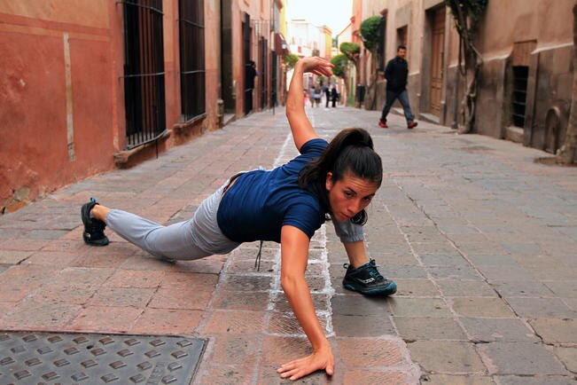Toma las calles con sus habilidades en el arte