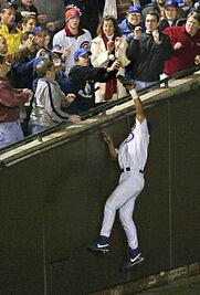 Obsequian anillo a odiado fan