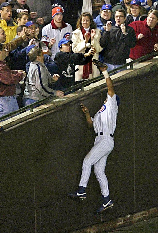 Obsequian anillo a odiado fan