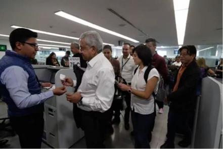Cómo es la experiencia de viajar en el mismo avión que AMLO