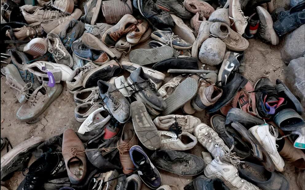 Parte de los cientos de zapatos encontrados en el Rancho Izaguirre, imagen que ha evocado a los campos de concentración nazis por lo que la gente lo ha llamado "el Auschwitz mexicano". Foto: AFP
