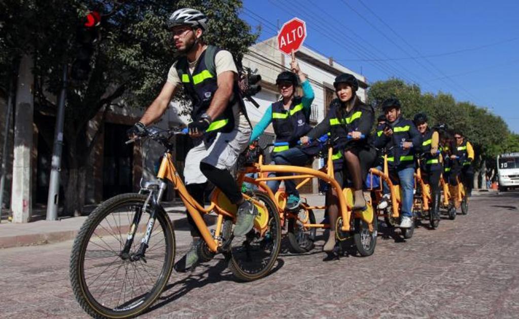 De la Vecindad del Agua Limpia, en el Centro Histórico de Querétaro, salen tres biciorugas con capacidad para 11 personas cada una, 10 tripulantes y un conductor guía