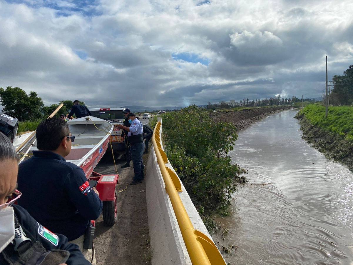 Sigue en condición de desaparecido, el automovilista que cayó al dren de Candiles