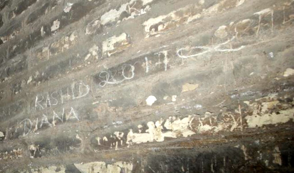 Turista hace pinta en Coliseo Romano