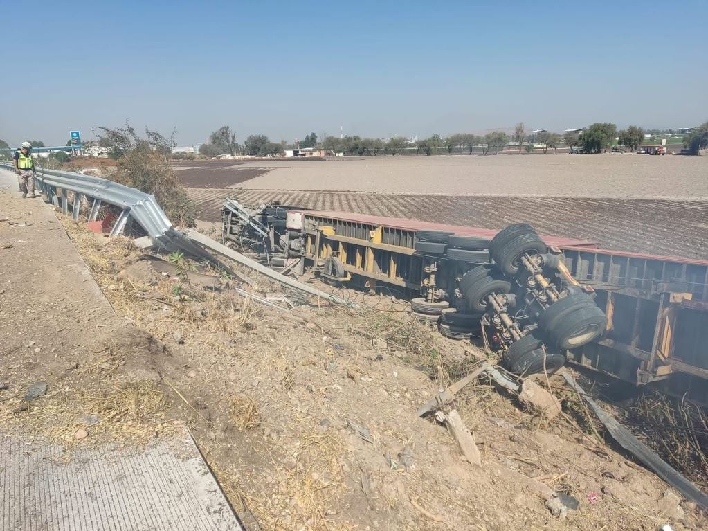 Carretera 57: Tráiler vuelca y se incendia en la autopista México-Querétaro