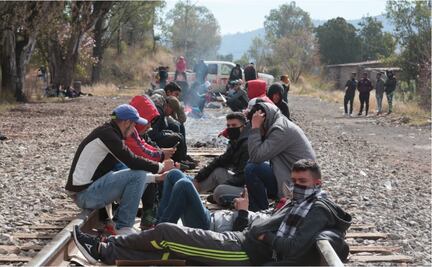 Maestros y normalistas cumplen tres días de bloqueos a vías del tren
