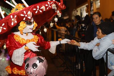 Desfilan más de 200 Catrinas y Catrines en el Centro Histórico de Querétaro 