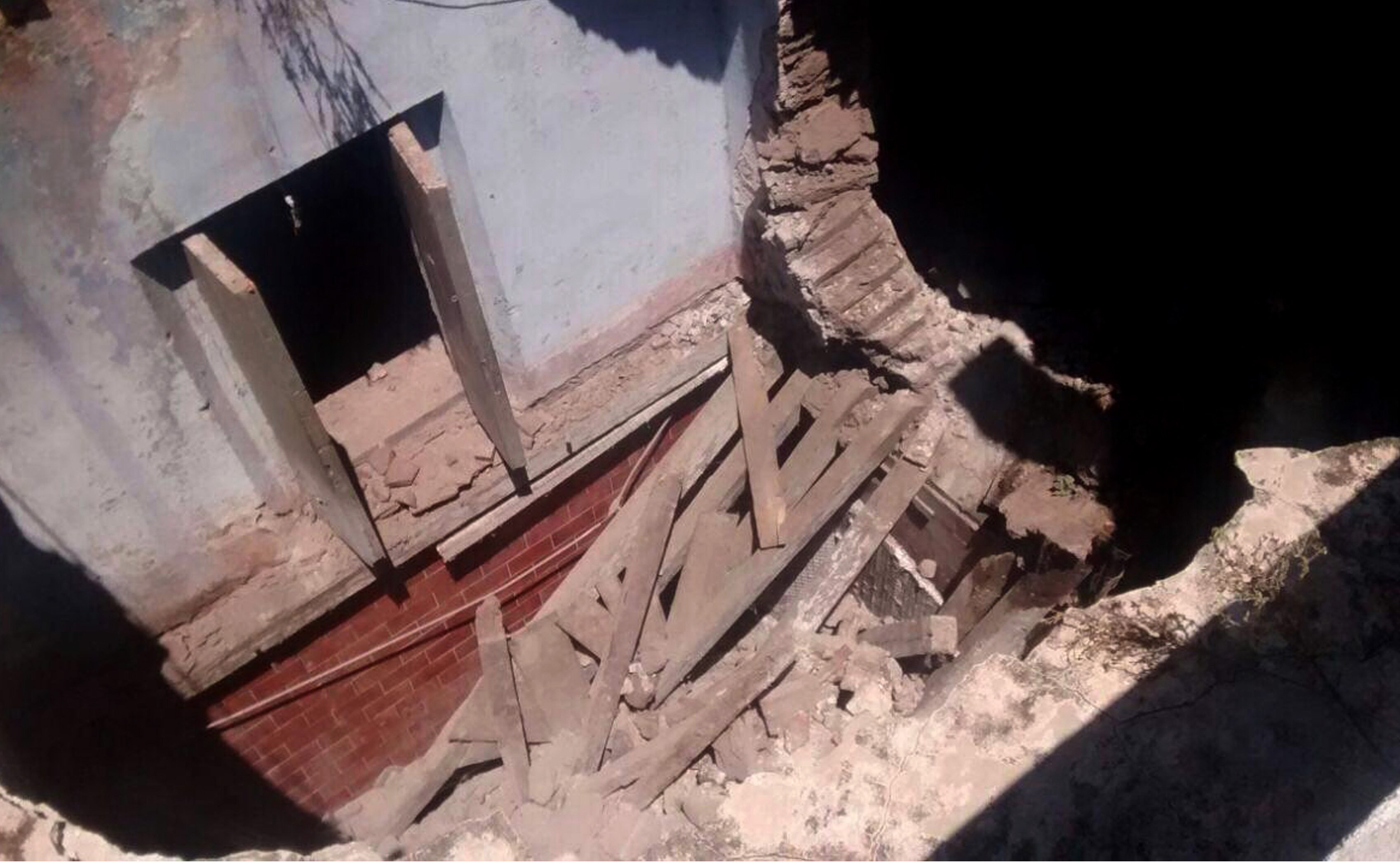 Se derrumba techo de vivienda en el Centro