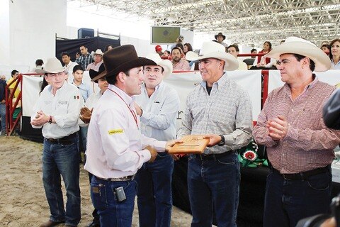 Asiste Calzada a feria del caballo