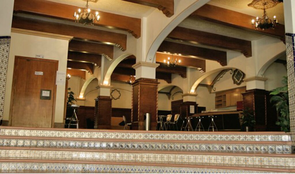 Mujer en plenitud en el escenario