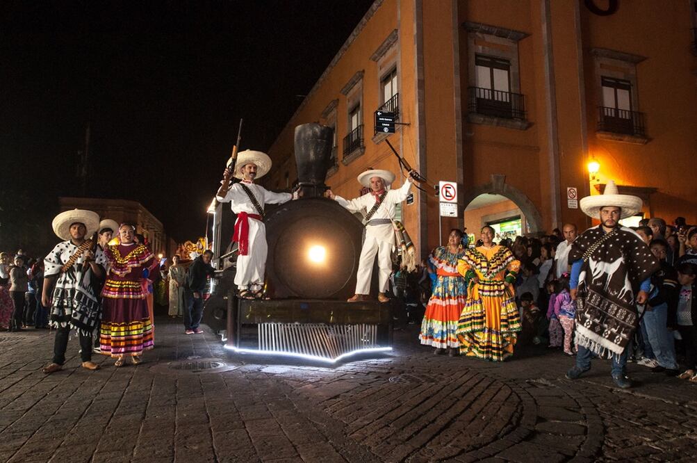 En la caravana se representan momentos históricos de la entidad. (RICARDO LUGO. EL UNIVERSAL)