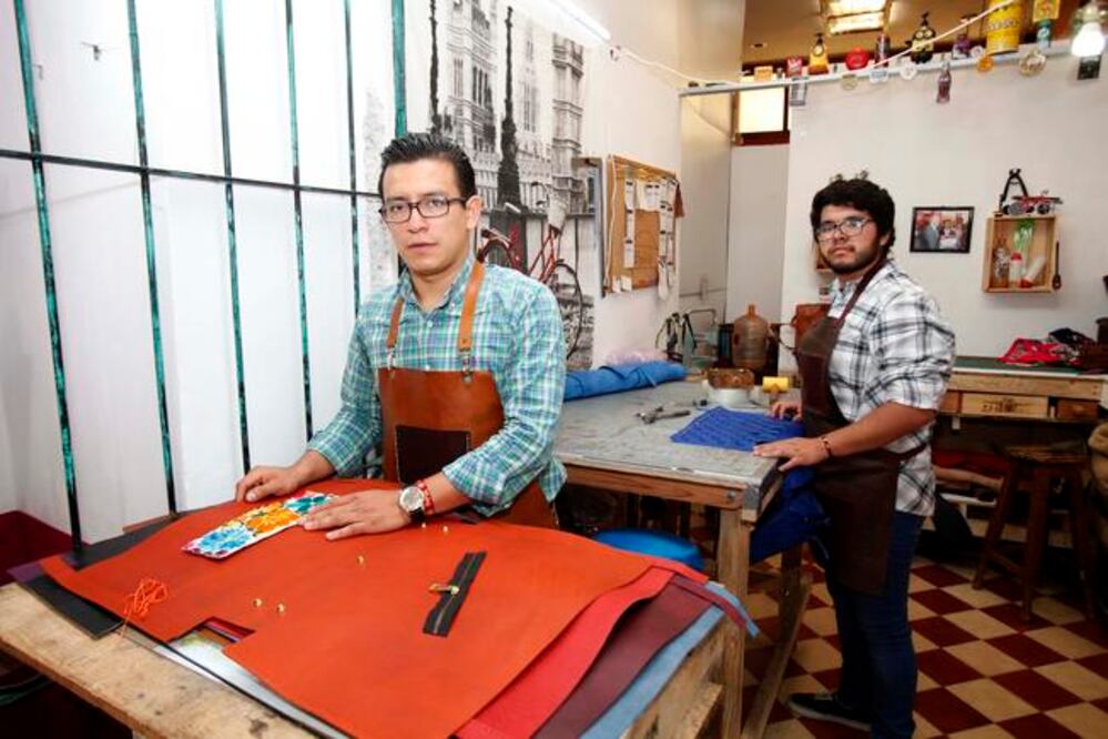 La tienda Bashira  abrió sus puertas hace poco más de dos años, pero Gabriel González realizó sus primeros diseños hace ocho años.