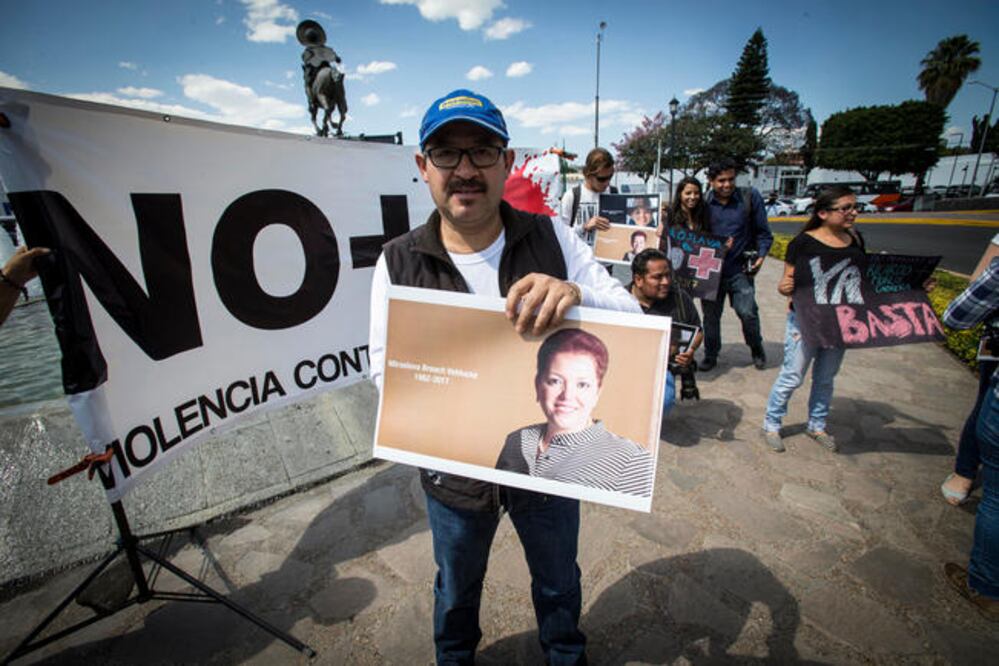 El asesinato de los comunicadores reunió a una treintena de periodistas de diferentes medios que alzaron un ¡ya basta! (OBTURE PRESS)