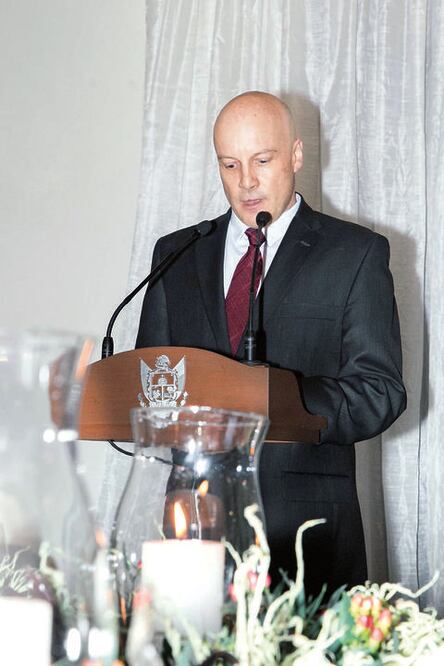 Develan mural de Víctor Cauduro