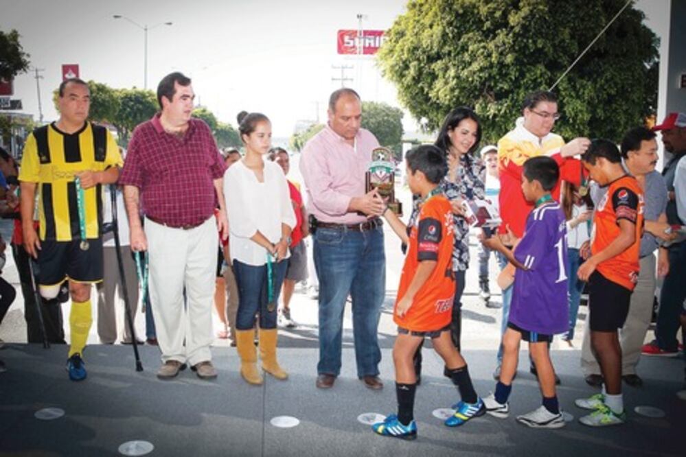 Clausuran torneo de futbol callejero