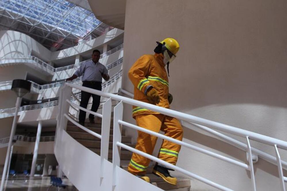 A las 12:00 horas empezó el macrosimulacro para desalojar todas las oficinas públicas con ayuda de personal de la Coordinación Estatal de Protección Civil (CÉSAR GÓMEZ. EL UNIVERSAL)