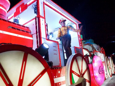 Caravana navideña ilumina a Querétaro