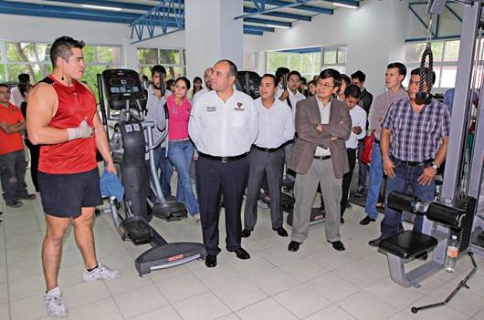 Donan gimnasio a la UAQ