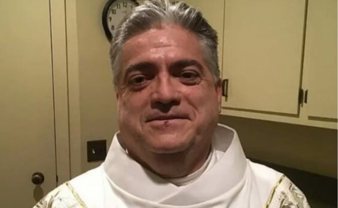 Accidente vial deja al descubierto robo de sacerdote a sus fieles en EU