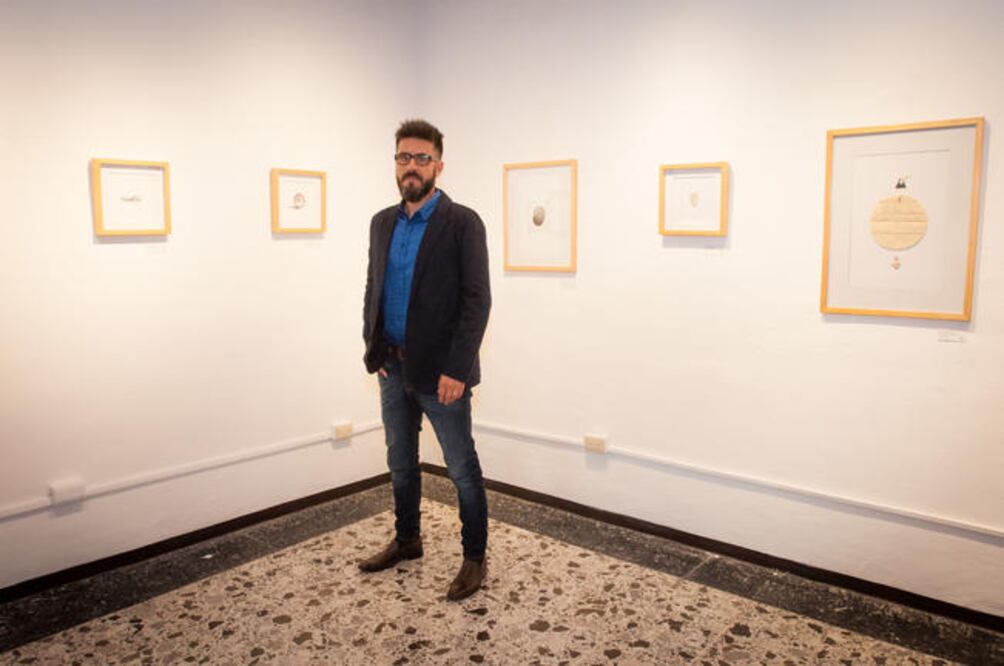 El fotógrafo inició con el proyecto hace una década, recuperando los objetos personales de su abuela. (FOTOS: RICARDO LUGO. EL UNIVERSAL)